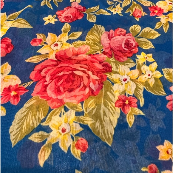 HOLLISTER Flowy, Loose-Fit Sheer Bold Floral 🌺 - Picture 7 of 13